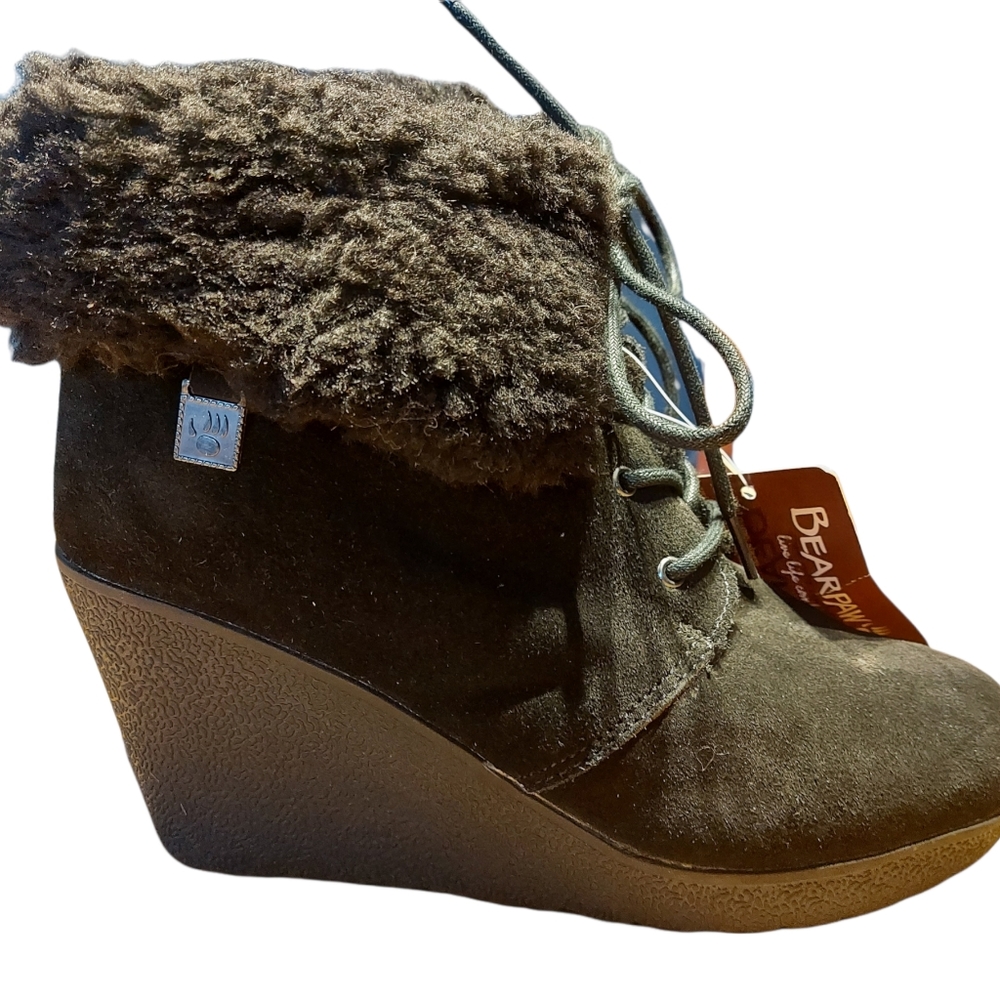 Bearpaw black suede wedge ankle booties with faux fur detail Size 8